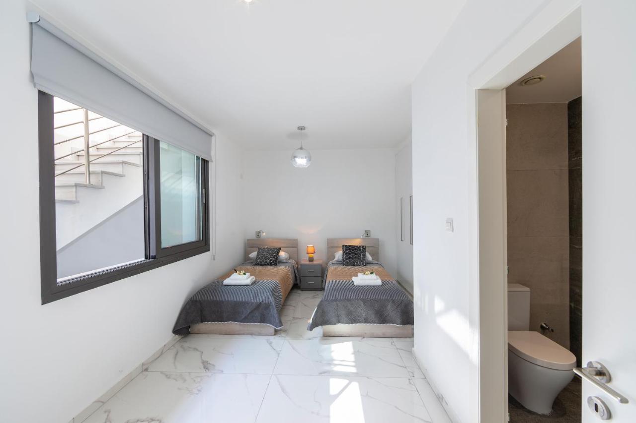 Villa Pleiades Paphos Bagian luar foto